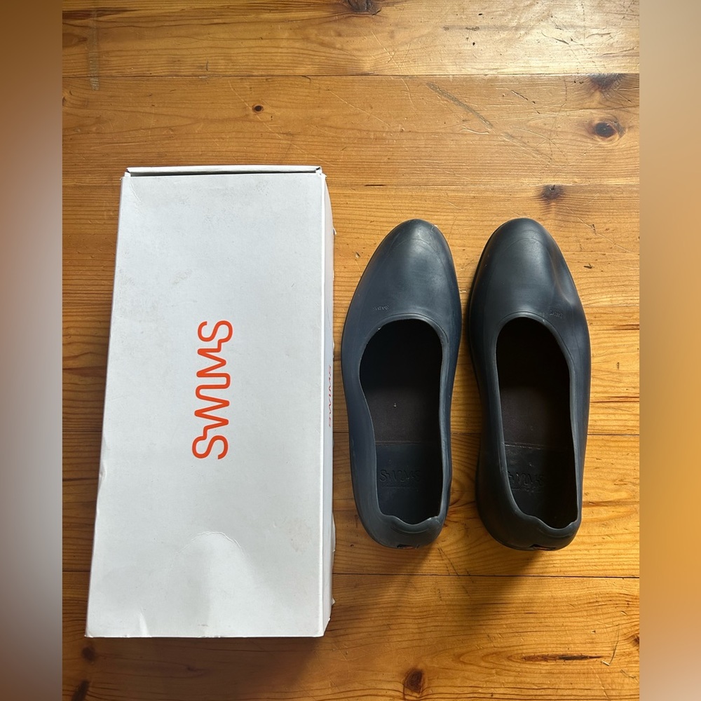 SWIMS sz L Galoshes / water proof shoe cover